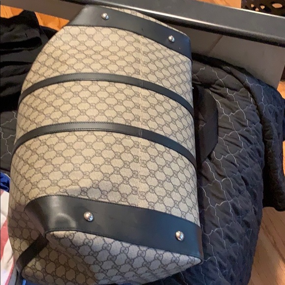 Large Gucci duffel bag with classic Double Gs - Picture 3 of 6